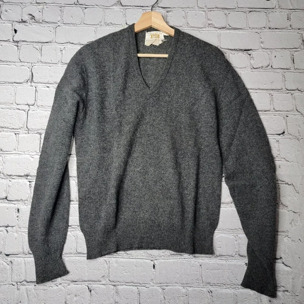 Vintage Trent 74 Robert Bruce 100% 2-Ply Wool Gray Vneck Sweater Size M